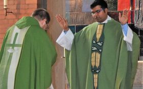 Kaplan Ponnapati erteilt Pfarrer Fenk den Primizsegen