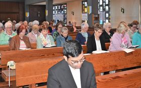 Frauen mit Kaplan Raveendry in der Friedenskirche