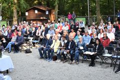 Gläubige feiern Gottesdienst auf dem Schönberg in Grafenwöhr