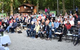 Gläubige feiern Gottesdienst auf dem Schönberg in Grafenwöhr