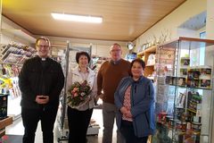 Doris Bernhardt mit Blumenstrauß eingerahmt von den beiden Pfarrern der Gemeinde Grafenwöhr und einem Mitglied des AK Ökumene