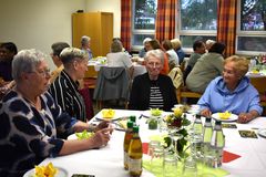 Frauen beim gemütlichen Beisammensein