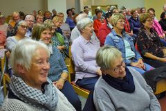 ein gefüllter Saal im Jugendheim mit Frauen, die einen Vortrag lauschen
