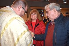 Pfarrer Daniel Fenk segnet ein Jubelpaar