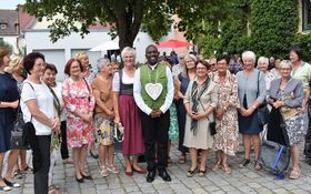Gruppenfoto Mitglieder des Frauenbundes Grafenwöhr mit Pfarrvikar Gilbert