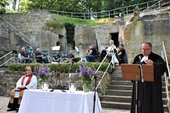 Katholischer und evangelischer Pfarrer von Grafenwöhr zelebrieren gemeinsam einen Gottesdienst auf dem Schönberg