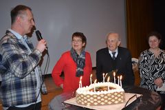 Stephan Wolf gratuliert Pfarrer Bayer zum 90. Geburtstag