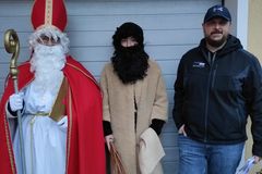 Der heilige Nikolaus mit Knecht Ruprecht und einem Begleiter