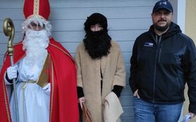 Der heilige Nikolaus mit Knecht Ruprecht und einem Begleiter