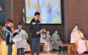 Drei Kinder, Ministranten und Pfarrer Fenk in der Friedenskirche