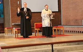 Dekan Thomas Guba und Pfarrer Bernhard Müller in der Friedenskirche Grafenwöhr