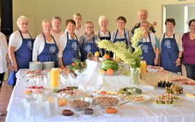 Frauen vom Frauenbund Grafenwöhr stehen hinter einem Buffet