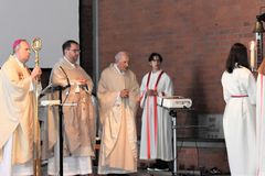 WEihbischof Pappenberger, Pfarrer Daniel Fenk und Pfarrer Bayer lauschen dem Evangelium
