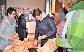 Frauen verkaufen Solibrot