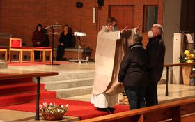 Pfarrer Daniel Fenk segnet ein Jubelpaar in der Friedenskirche Grafenwöhr