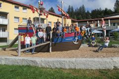 Gruppenbild von Kindern und Erwachsenen auf einem Schiff, das auf einem Spielplatz steht