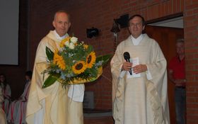 Bischof mit Blumenstrauß und Pfarrer