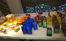 Tisch mit Waren aus dem Eine-Welt-Laden, wie z. B. Tee, Kaffee, Saft