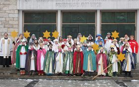 Eine Schar Kinder als Könige verkleidet, teilweise mit einem Stern