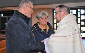 Pfarrer Daniel Fenk segnet ein Jubelpaar