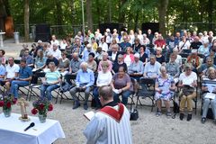 Gläubige beim Pfingstgottesdienst am Schönberg Grafenwöhr