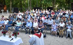 Gläubige beim Pfingstgottesdienst am Schönberg Grafenwöhr Gläubige beim Pfingstgottesdienst am Schönberg Grafenwöhr