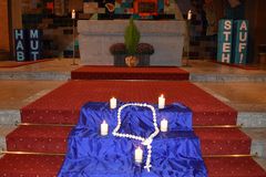 Rosenkranz auf Treppenstufen