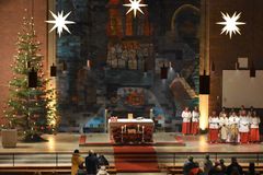Blick in die weihnachtlich geschmückte Friedenskirche