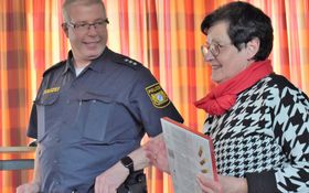 Rosalinde Hacker bedankt sich bei Polizeihauptkommissar Martin Berendt