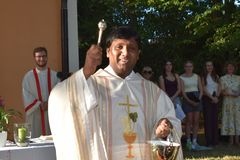 Kaplan Naresh Manda mit Weihwasser