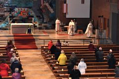 Frauenbundmitglieder feiern eine Adventandacht in der Friedenskirche