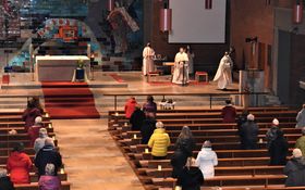 Frauenbundmitglieder feiern eine Adventandacht in der Friedenskirche