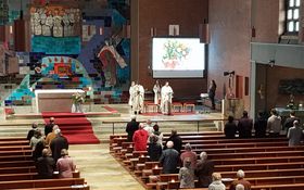 Blick auf die Ehejubilare und den Altar 