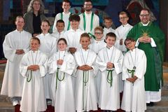Ministranten mit Pfarrer Daniel Fenk und Waltraud Dobmann