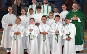 Ministranten mit Pfarrer Daniel Fenk und Waltraud Dobmann Ministranten mit Pfarrer Daniel Fenk und Waltraud Dobmann
