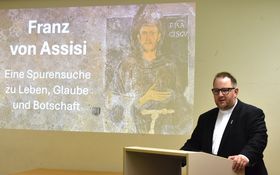 Pfarrer Daniel Fenk hinterm Rednerpult