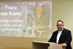 Pfarrer Daniel Fenk hinterm Rednerpult