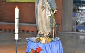 Marienstatue mit Kerze
