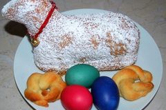 Osterlamm mit Eiern und Osterbrot