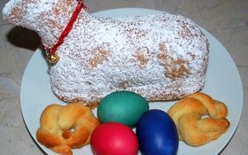 Osterlamm mit Eiern und Osterbrot