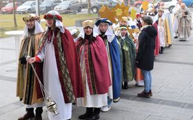 Sternsinger stellen sich vor der Friedenskirche auf