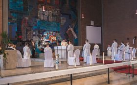 Kommunionkinder stehen um den Altar in der Friedenskirche Grafenwöhr