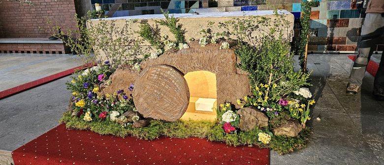 Osterschmuck in der Friedenskirche: leeres Grab