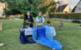 Pfarrer Berthold und Pfarrer Fenk beim Segen spenden