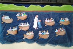 Jesus auf dem See umgeben von Booten 