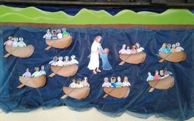 Jesus auf dem See umgeben von Booten 