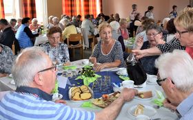 Die Senioren genießen den Osterkaffee im Jugendheim.