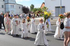 Kommunionkinder in der Fronleichnamsprozession