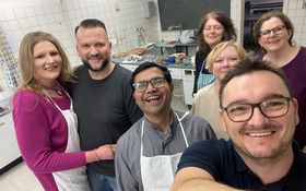 Kaplan Ravendra mit Kolpingmitgliedern aus Grafenwöhr