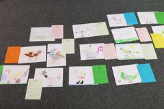 von Kindern gemalte Vögel